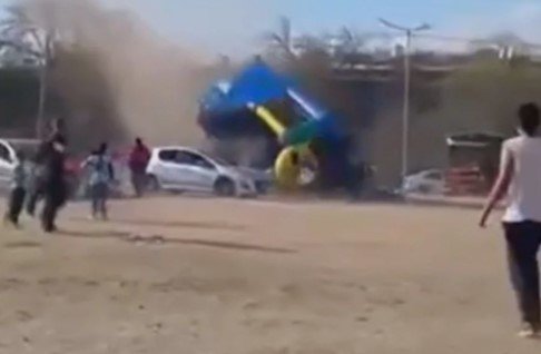 Un inflable se soltó durante los festejos por el Día del Niño en Córdoba: dos chicos heridos inflable 6a83180107c7f
