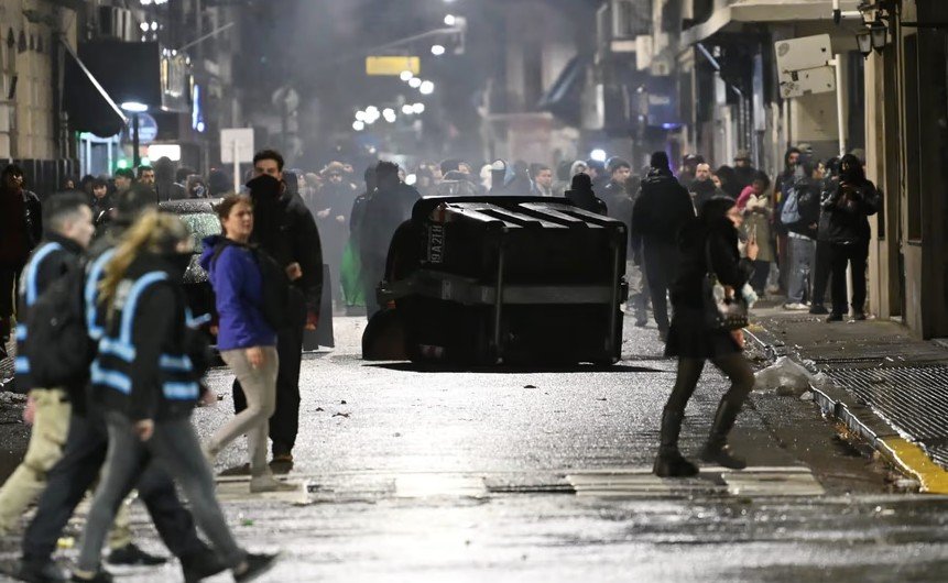 Tres horas de enfrentamientos: corridas, tensión y detenidos en las afueras del Congreso manifestante 2026 08 06 222225.jpg 6a75335428e33