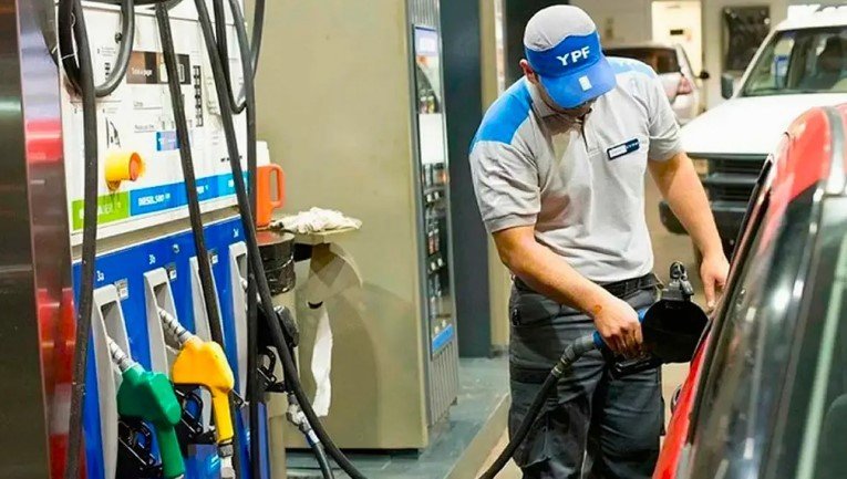 Crisis: las ventas de combustibles en estaciones de servicio caen por sexto mes consecutivo nafta ypf 6a8eac110927a