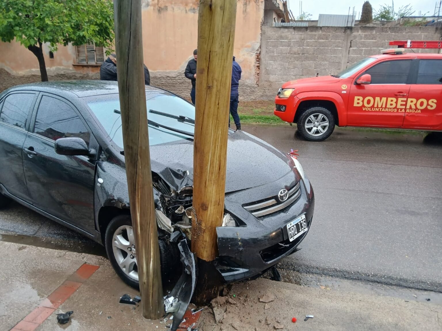 Una mujer perdió el control de su vehículo y chocó contra un pilar de alumbrado 38aec26d ab6f 4364 b64e 488be2d4a0c2