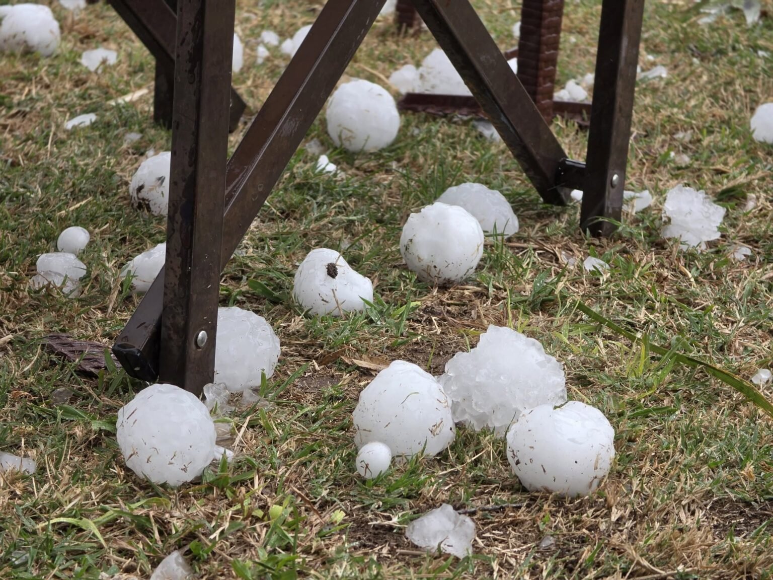 Temporal en el centro del país: granizo del tamaño de pelotas de tenis y severos destrozos en Córdoba, Santa Fe y Entre Ríos 799983611 1508208194830752 1577518294776067261 n