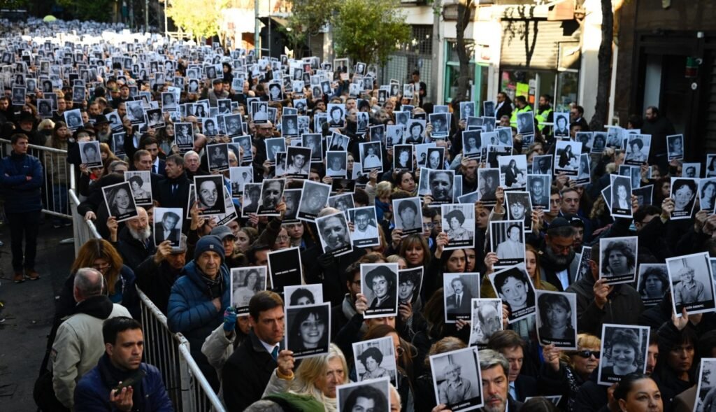 AMIA: procesaron a siete iraníes y a un libanés como autores del atentado AFP 20250718 677E67R v1 MidRes ArgentinaIsraelAmiaAttackAniversary 6ab173e95afd9