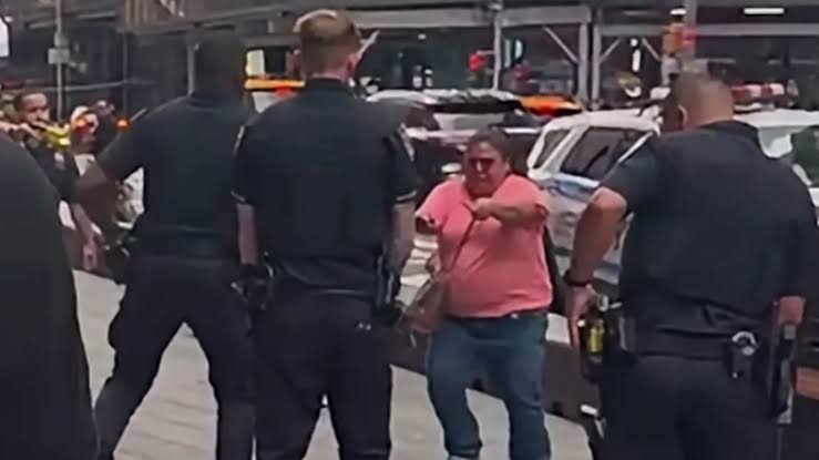 Nueva York: una mujer apuñaló a dos personas cerca de Times Square y fue abatida por la Policía WhatsApp Image 2026 09 02 at 9.36.04 AM 1