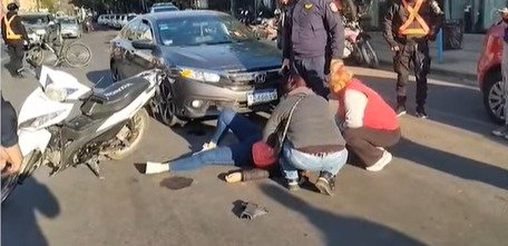 Fuerte choque entre conductores de un auto y una moto en pleno centro WhatsApp Image 2026 09 10 at 9.53.43 AM