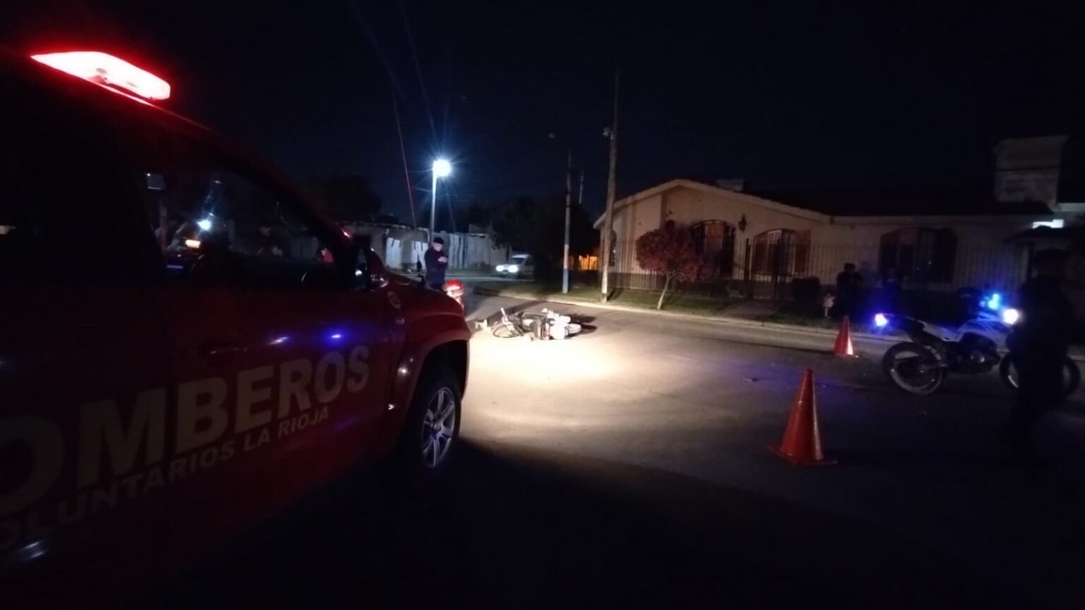 Siniestro vial en la zona Sur: chocaron una moto y un utilitario WhatsApp Image 2026 09 25 at 12.14.57 AM