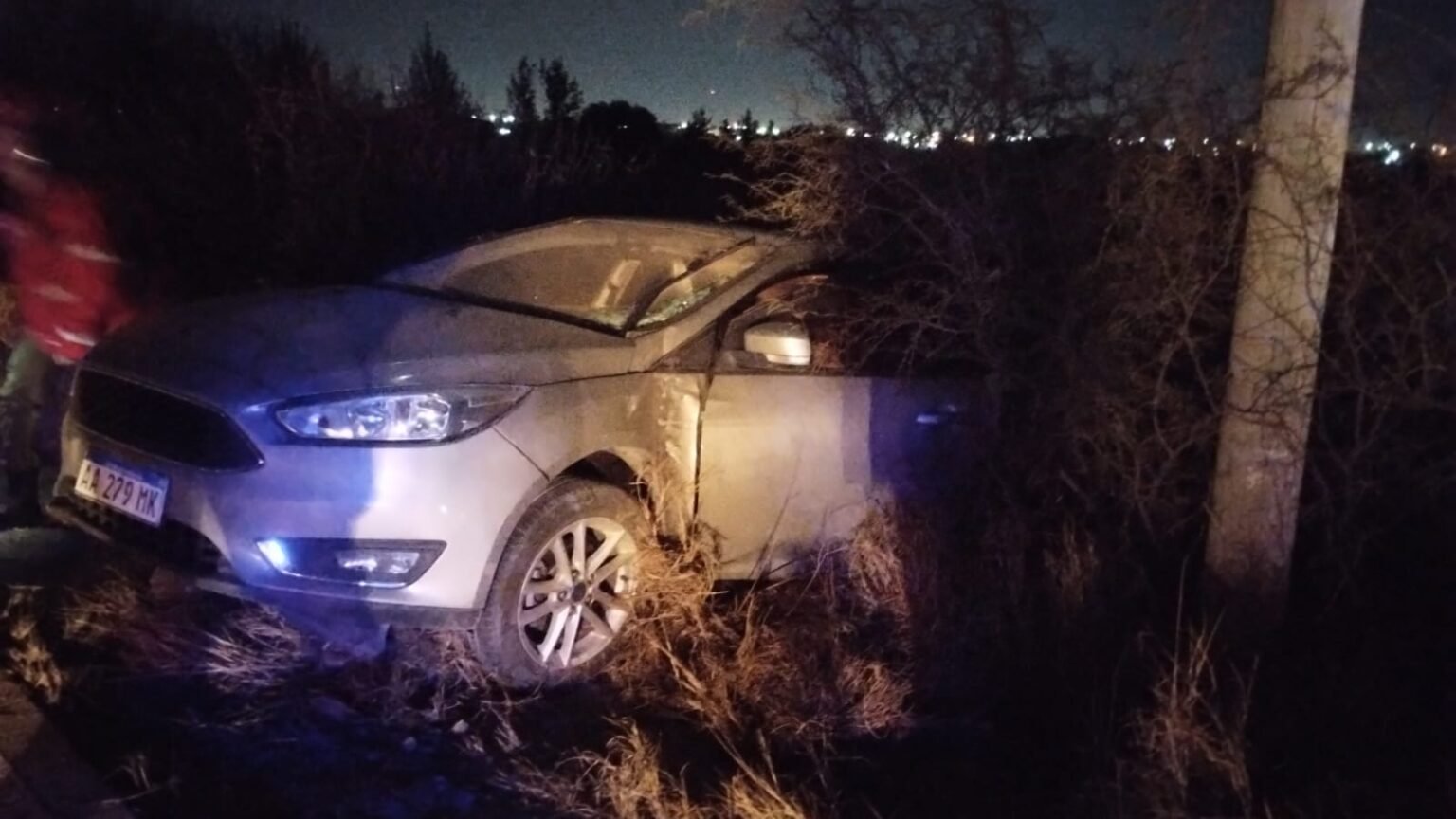 Fuerte choque en la zona Sur: conductor impactó contra un pilar de luz y dejó sin suministro eléctrico a un barrio WhatsApp Image 2026 09 25 at 7.05.48 AM