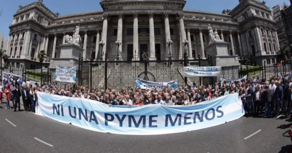 Alarma PyME: la Confederación Federal advierte que cierran 30 empresas por día y alerta sobre el impacto de las políticas de Milei congreso pymes crisis pymes ni una pyme menos