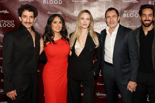 Juan Minujín brilló junto a Salma Hayek en la premiere de la película dirigida por Angelina Jolie minujin 6aabafb437769