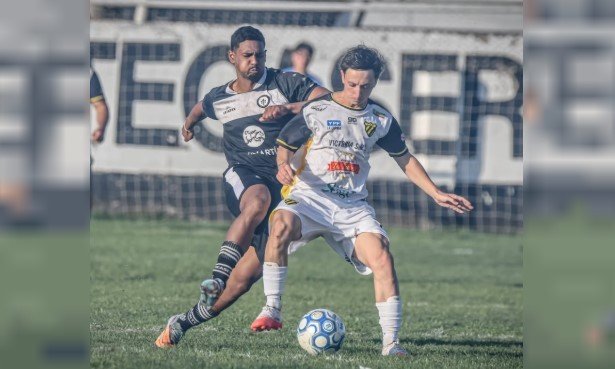Escándalo en el ascenso: un futbolista fue detenido por racismo partido mendoza 6abb84af4282c