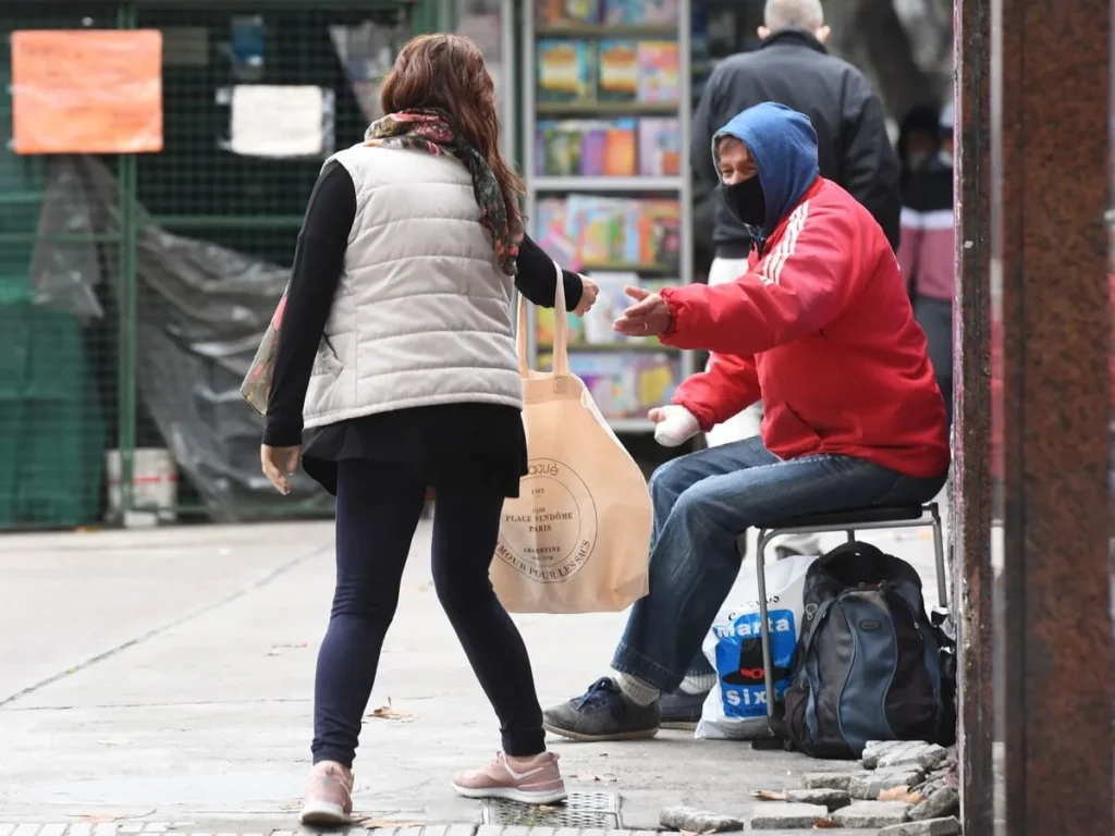 La pirámide social argentina: el 52 por ciento de los hogares vive con $1 millón al mes pobreza