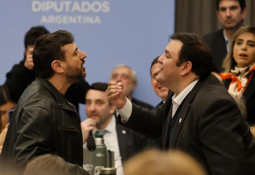 Tras cruces violentos y causas judiciales, formalizaron un pedido de remoción contra Juan Grabois 6abd6b676b76e
