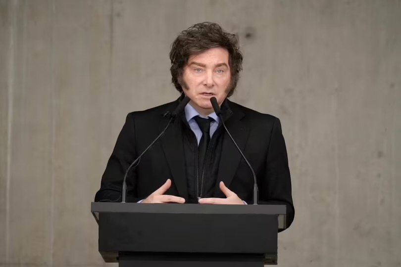 Milei apuntó otra vez contra los periodistas: “Seres cargados de maldad” IMG 8463
