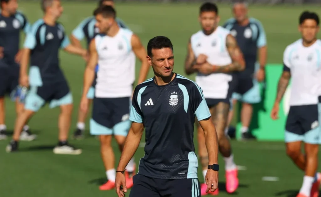Scaloni prepara la Selección post Leo Messi: dos posibles rivales y una baja en duda Scaloni