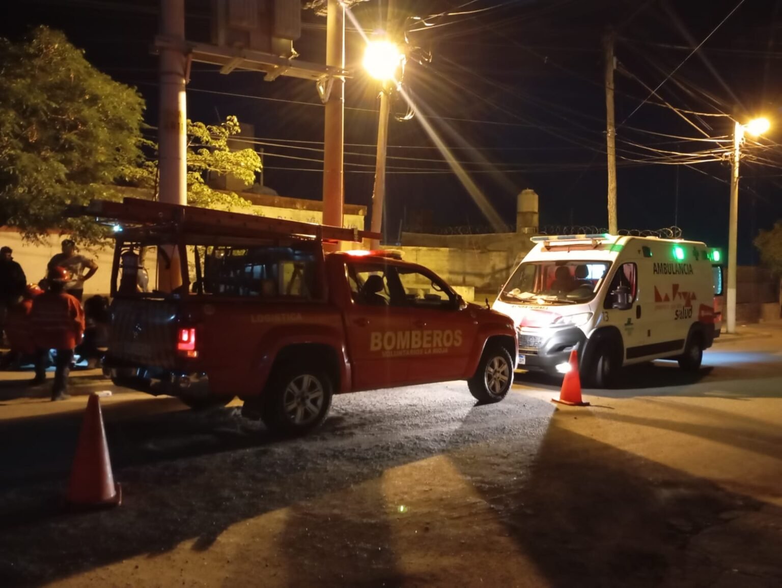 Choque contra el cordón en la zona sur: una motociclista y sus dos hijas menores resultaron ilesas WhatsApp Image 2026 10 05 at 12.27.29 AM