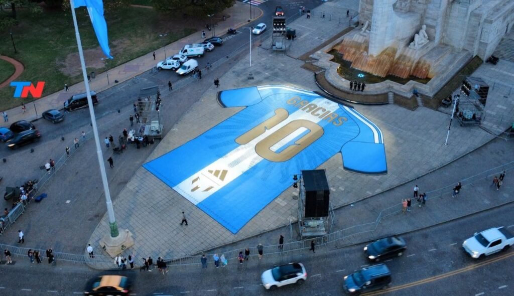 Profeta en su tierra: el Monumento a la Bandera se vistió de celeste y blanco para rendir homenaje a Messi 1 WhatsApp Image 2026 10 06 at 10.57.00 AM