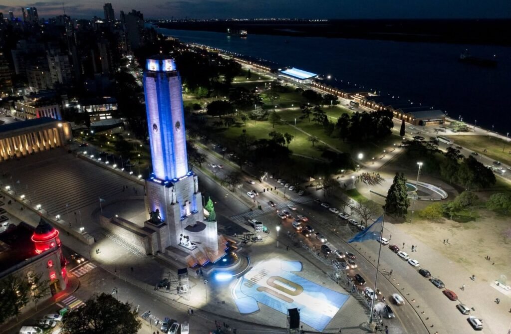 Profeta en su tierra: el Monumento a la Bandera se vistió de celeste y blanco para rendir homenaje a Messi WhatsApp Image 2026 10 06 at 10.58.16 AM