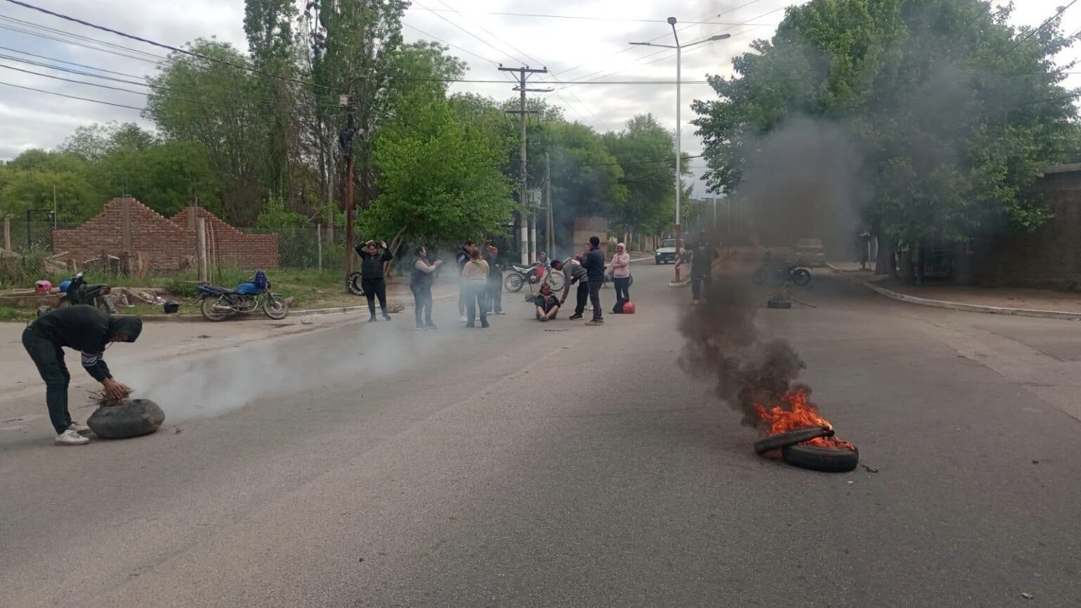 Sanagasta: extrabajadores de la fábrica procesadora de nueces cortan la Ruta en protesta WhatsApp Image 2026 10 08 at 10.52.48 AM