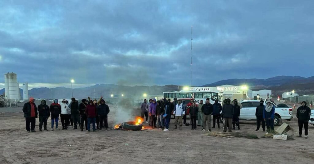 Catamarca: proveedores locales bloquean el acceso a la minera china Zijin-Liex en reclamo de compre y desarrollo local WhatsApp Image 2026 10 08 at 3.05.27 PM
