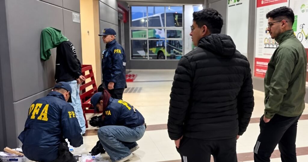 Drogas sintéticas en La Rioja: cayó un joven con éxtasis y Tusi en la Terminal de Ómnibus tras una investigación por escuchas telefónicas WhatsApp Image 2026 10 09 at 10.46.41 AM