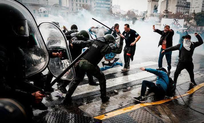 El Gobierno repudió los incidentes en la marcha universitaria WhatsApp Image 2026 10 15 at 7.44.47 PM