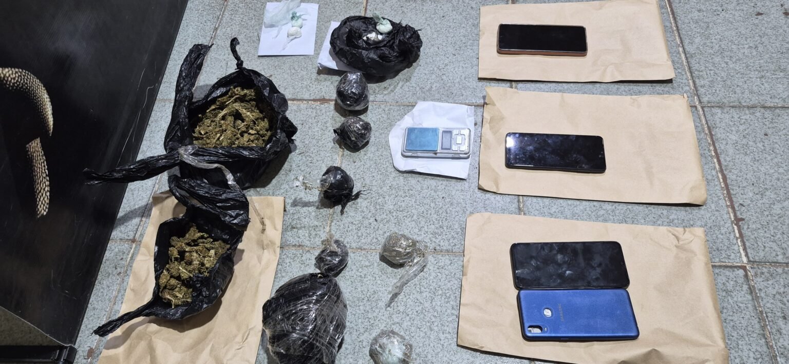 Golpes al narcotráfico: dos detenidos con droga, armas y un chaleco antibalas WhatsApp Image 2026 10 22 at 6.29.39 AM 1