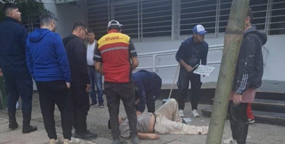 Albañil sufrió graves lesiones tras caer del techo del Banco Nación de Chamical WhatsApp Image 2026 10 26 at 11.49.12 AM