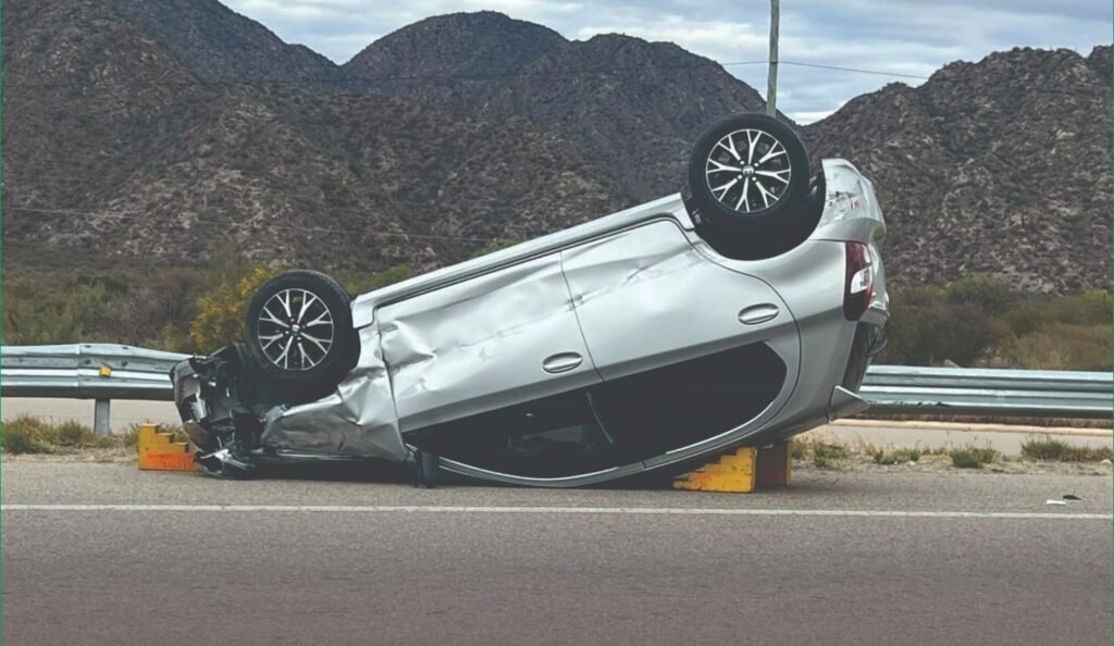 Mujer de 66 años resultó herida tras volcar su automóvil en el acceso sur de Chilecito WhatsApp Image 2026 10 26 at 8.21.07 AM