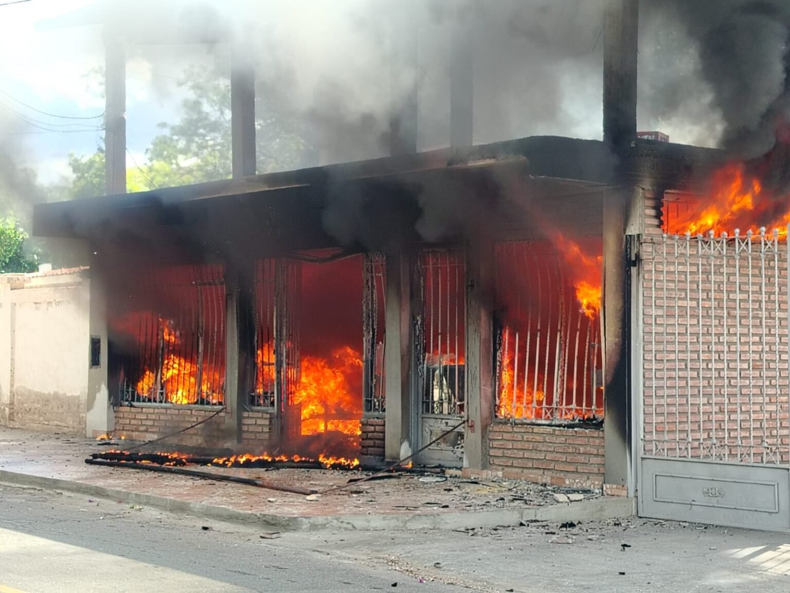 Voraz incendio en un comercio de Sanagasta WhatsApp Image 2026 10 30 at 10.48.27 AM