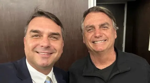 Bolsonaro solicita permiso para recibir visitas de su hijo Flávio mientras se encuentra bajo arresto domiciliario bolsonaro jair flavio 6ac4b6a0a36e9
