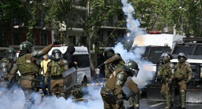 Chile: al menos 17 detenidos tras choques entre estudiantes y la policía en protesta contra posibles recortes en educación carabineros 6abf830bf2fab