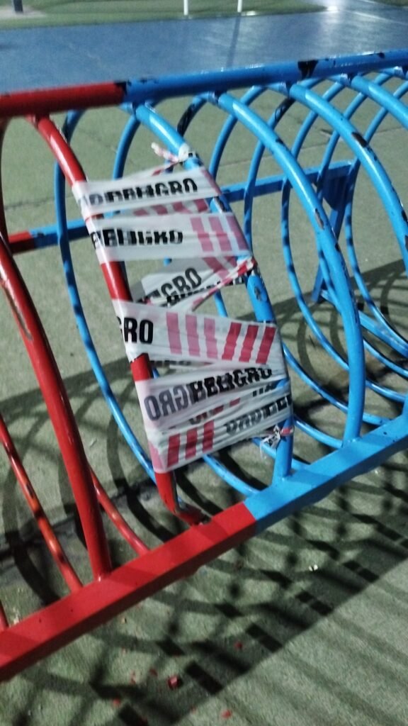 Bomberos rescataron a un niño atrapado en un juego del Parque de la Familia