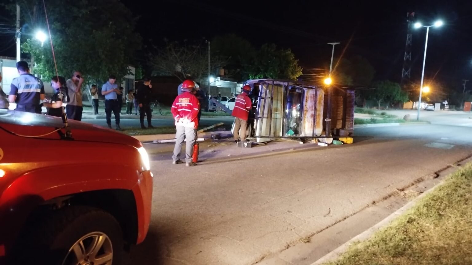 Una camioneta volcó tras sufrir un fallo mecánico en Ortiz de Ocampo y Bicentenario f02ea5af 0127 446b ae47 90aebe012ae1
