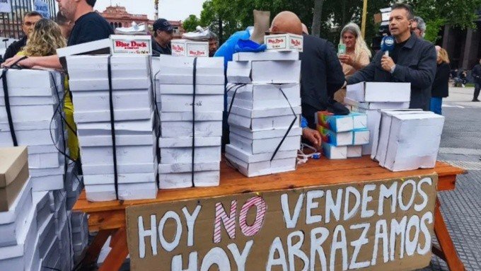 La industria del calzado se declara en «fase terminal» tras regalar 1.000 pares de zapatos zapatos protesta plaza.jpg 145627673